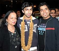 Pankaj Advani (C) flanked by his mother Kajal and brother Sree at  Bangalore Airport Tuesday morning. DH Photo