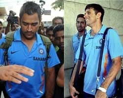 Indian cricketers MS Dhoni (L), Dinesh Kartik (C) and Rahul Dravid (R) walk to the team bus in Mumbai on Friday. AFP