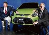 fida over figo: Ford Motor Company President & CEO Alan Mulally (left) with  Ford India President & Managing Director Michael Boneham pose with FIGo
