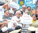 Chief Minister B S Yeddyurappa collecting funds for flood victims at  Avenue Road in Bangalore on Wednesday. DH Photo