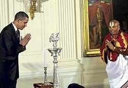 US President Barack Obama bows alongside Sri Narayanachar Digalakote, a priest from Sri Siva Vishnu Temple, Maryland.  AP