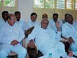 Former Prime Minister H D Deve Gowda addressing a press meet at the guest house in Kadur on Thursday.  DH Photo