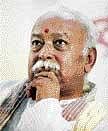 CM briefs Bhagwat about crisis  in State
