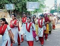 Students taking out a jatha to create an awreness on AIds as part of Aids Day in Mangalore on Tuesday. DH Photo