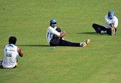 Sri Lankan cricketer Ajanta Mendis (C) stretches with teammates during a training session ahead of the third and final cricket Test match against India in Mumbai on December 01, 2009.