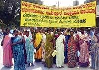 Members of Grameena Mahila Okkoota participating in a protest rally in Bangarpet on Wednesday, demanding effective enforcement of Domestic Violence Prevention Act. DH Photo