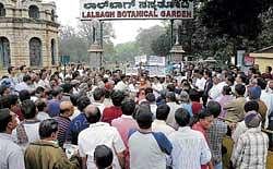 Public staging a protest against the Governments decision to introduce ID cards at Lalbagh. DH photo