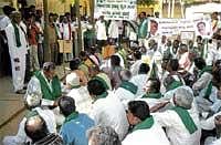 Anguish: Farmers staging a dharna condemning the police lathicharge on farmers in Chamarajnagar and Davangere,  in  Chikkaballapur on Monday. DH Photo