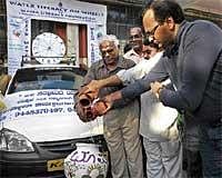 Former Principal Secretary for Ecology and Environment A N Yellappa Reddy, Rashtra Bandhu President B N Sureshwara at the inauguration of Water Literacy on Wheels organised by  Water Literacy Foundation in Bangalore on Monday. DH Photo