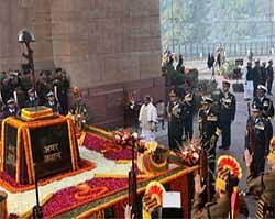 Defence Minister A K Antony alongwith three Services Chiefs paying tributes to 1971 War Heroes at Amar Jawan Jyoti, India Gate in New Delhi on Wedensday on the occasion of Vijay Diwas, being observed to mark India's victory in the war. PTI