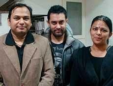 Actor Aamir Khan poses for photo with a doctor couple, by whom he was treated, in Jaipur on early Friday morning. Aamir had to see the doctor as he fell sick while travelling from Ahmedabad. Actor is on a promotional tour for his film 3 Idiots. PTI
