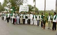 Karnataka Rajya Raitha Sangha and Hasiru Sene members staging a protest in Chikkaballapur on Monday demanding the curbing of illegal mining in the State. dh photo