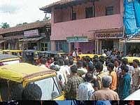 Auto drivers of Sringeri staging a protest on Tuesday against attack on an auto driver by  Anti-Naxal Force personnel.  dh photo