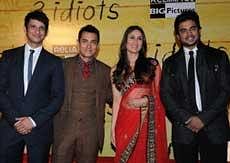 Indian actress Kareena Kapoor (2R) poses with fellow cast members (L/R) R. Madhavan, Aamir Khan and Sharman Joshi at the premiere of the Hindi Bollywood film '3idiots' in Mumbai