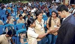 Anil Kumble interacting with schoolchildren in Mysore on Sunday. DH Photo