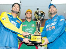 TOP PRIZE: Indian skipper MS Dhoni, Lankan Kumar Sangakkara and Bangladeshs Shakib al Hasan pose with the  tri-series trophy in Dhaka on Sunday. REUTERS
