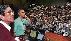 Nobel laureate Professor Venkatraman Ramakrishnan presenting a centenary lecture 'From Baroda to Cambridge: Life in Science' at IISc in Bangalore on Tuesday. Also seen is IISc Director Prof P Balaram. DH Photo