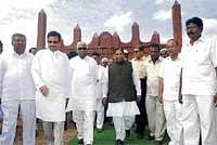 In Service: Rajya Sabha deputy chairman Rehman Khan, District Congress President Shafi Ahmed,Dr Rafiq Ahmed, MP G S Basavaraju, Rank Nazir and others at the newly constructed Idgah maidan and khabrastan at Melekote near Tumkur on Saturday. DH Photo