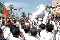 ANGER: BJP workers burn an effigy of Deve Gowda in Davangere on Monday. DH Photo