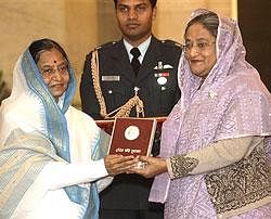 President Pratibha Patil presents the 2009 Indira Gandhi Prize for Peace, Disarmament and Development to Bangladesh Prime Minister Sheikh Hasina at a function at Rashtrapati Bhavan in New Delhi on Tuesday. PTI