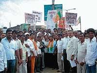 BJP workers protesting against former Prime Minister H D Deve Gowda at K L V Circle in Kadur on Tuesday. DH Photo