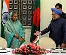 Prime Minister Manmohan Singh (R) gestures as he welcomes Bangladesh Prime Minister Sheikh Hasina during signing of agreements ceremony in New Delhi on January 11, 2010. AFP