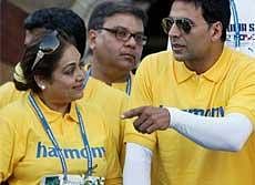 Tina Ambani (L) with actor Akshay Kumar at the 7th Standard Chartered Mumbai Marathon in Mumbai on Sunday. PTI