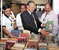 pick a BOOK Kannada poet K S Nisar Ahmed and others seen at Pustaka Parishe in Bangalore on Sunday. DH photo