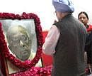 Prime Minister Manmohan Singh paying homage to former West Bengal Chief Minister Jyoti Basu at CPI(M) headquarters in New Delhi on Monday. PTI