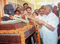 from one leader to another Chief Minister B S Yeddyurappa garlanding the bust of co-operative leader Molahalli Shivarao in front of the Puttur Co-operative Town Bank Limited on Monday. DH photo