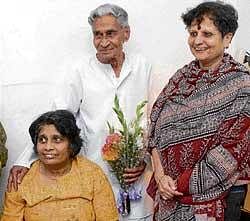 V K Murthy at his residence with daughter Chhaya (left)and biographer Uma Rao in Bangalore on Tuesday. dh Photo