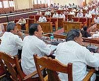 District-in-Charge Minister K S Eshwarappa speaking at  a review meeting.  dh photo