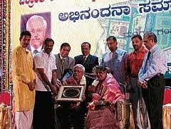 Former Vice Chancellor of Mangalore University Prof K M Kaveriappa and his wife Brinda being felicitated at Town Hall in Mangalore on Saturday. Dh Photo