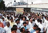 Former prime minister H D Deve Gowda taking out a padayatra along with  farmers in protest against the NICE land acquisition in the City on Thursday. dh Photo