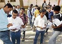 Trying Luck: Students arriving at the R V Engineering College to appear for CAT in Bangalore on Saturday. DH Photo