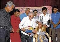 Chandrashekhar Kambar  honouring Murthy. DH Photo