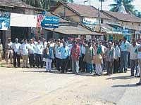 Farmers taking out a procession demanding fulfilment of various demands, on Tuesday in N R Pura. DH Photo