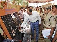 Booty: Commissioner of Police Shankar Bidari having a look at the ornaments recovered by the police on Tuesday. DH Photo