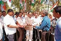 Congress party workers handing over a memorandum to in-charge Deputy Commissioner Madan G Nayak demanding implementation of recommendation Justice B K Somasekhara Commission for Inquiry. DH Photo