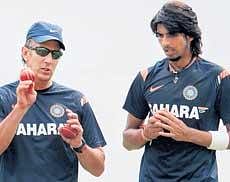 Bowling coach Eric Simmons (left) discusses a point with pacer Ishant Sharma on Wednesday. Reuters