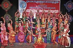 Students of Rajarajeshwari Nritya Kalakendra performing at the Noopura Charana dance festival at Gubbi Veeranna  Kalakshetra in Tumkur. DH Photo