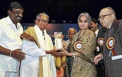 NDDB Chairman Amrita Patel presenting Dr Kurien Award to Erode District Co-operative Milk Producers Union Founder Chairman S K Paramasivan at a conference in Bangalore on Wednesday. KMF Chairman Somashekara Reddy (extreme left), IDA President Dr N R Bhasin look on. dh photo