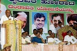 JD(S) supremo H D Deve Gowda addressing farmers opposing Dandavati project, at Sorab on Friday. Former Chief Minister S Bangarappa and others are present. DH photo