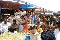 Sammelan president Dr Geeta Nagabhushan being brought to the venue in a procession in Gadag on Friday. DH photo