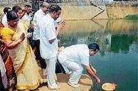 District-in-Charge Minister Krishna Palemar offering baagina  to river Nethravathi at Thumbe vented dam on Tuesday.