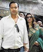 Courting: Rahul Mahajan with his newly wedded wife Dimpy Ganguly at a Delhi court on Monday for a hearing in connection with his application for the release of his passport. Rahuls passport has been under court custody since his involvement in a drug abuse case in 2006. PTI