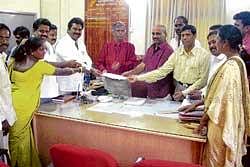 Deputy Commissioner Anwar Pasha and CMC president M Prakash handing over the work  order for the underground drainage to contractors in Chikkaballapur on Tuesday. DH PHOTO