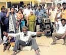Up in arms: Residents of Ward No 8 in Chikkaballapur staged a rasta roko on Sunday demanding a ban on the movement of tillers and tractors in their area. DH photo