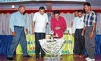 Assembly Speaker K G Bopaiah inaugurating a seminar on ''Sandalwood in mixed cropping and growing agriculture crops scientifically in Kodagu'' on Sunday.  DH Photo