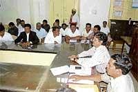Struggle for water: Deputy Commissioner N Prabhakar at a meeting with the members of Yaragol Drinking Water Action Committee in Kolar on Monday.  DH Photo